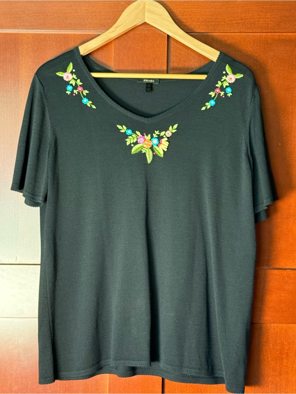 VTG ESCADA Black Embroidered Floral Rayon Knit V-Neck Top Size 16